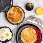 Uncanny Brands WM1POKPIKEU Waffeleisen 1 Waffel(n) Schwarz, Rot, Gelb