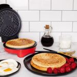 Uncanny Brands WM1POKPIKEU Waffeleisen 1 Waffel(n) Schwarz, Rot, Gelb