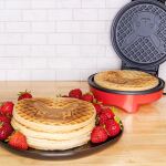 Uncanny Brands WM1POKPIKEU Waffeleisen 1 Waffel(n) Schwarz, Rot, Gelb