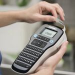 DYMO LabelManager 160 Tragbares Beschriftungsgerät | Etikettiergerät mit QWERTZ Tastatur & Einfache Textbearbeitung | für D1 Etiketten in 69 und 12mm Breite