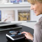 DYMO LabelManager 210D+ Beschriftungsgerät | Etikettiergerät mit QWERTZ Tastatur & großem Grafikdisplay | für D1 Etiketten in 69und 12mm Breite