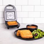 Uncanny Brands Pokémon Poké Ball Sandwich-Toaster Schwarz, Rot, Weiß