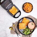 Uncanny Brands Pokémon Poké Ball Sandwich-Toaster Schwarz, Rot, Weiß