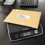 DYMO M5 Paketwaage | bis zu 5 kg | USB Briefwaage mit LCD-Bildschirm | 20 cm x 20 cm