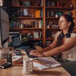 HP Poly Voyager Focus 2 USB-C-C-Headset, für Microsoft Teams zertifiziert, + USB-C/A-Adapter +Ladestation