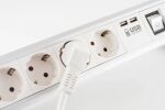 Tischsteckdosenleiste 4-fach mit Schalter und 2x USB Ladefunktion Alu weiß