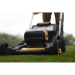 Dewalt Akku Rasenmäher DCMWSP156W2-QW, 18Volt (gelb/schwarz, 2 x 18V XR 8,0Ah, Ladegerät, mit Radantrieb)