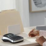 DYMO LabelManager 210D+ Beschriftungsgerät im Koffer | Etikettiergerät mit QWERTZ Tastatur & großem Grafikdisplay | Einfache Textbearbeitung | für D1 Etiketten in 69und 12mm Breite