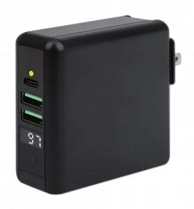 Manhattan 4-in-1 Reiseladegerät und Powerbank 8.000 mAh, Ein kabelloses 5 W-Induktionsladepad, zwei 12 W USB-A-Ports, ein USB-C-Port mit 12 W-Eingang / 15 W-Ausgang, auswechselbare Stecker für EU, UK & US, schwarz