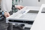 Digitus Elektrisch höhenverstellbarer Schreibtisch mit USB-Ladestation und Schublade