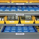 DYMO Rhino Industrie Permanente Polyesteretiketten | 12 mm x 5,5 m | Schwarz auf Weiß | selbstklebendes Schriftband | für Rhino und LabelManager Beschriftungsgerät