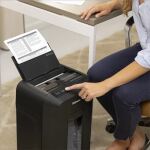 Fellowes AutoMax 90M Aktenvernichter Mikrogeschnittene Zerkleinerung Schwarz