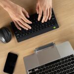 R-Go Tools Ergonomische Tastatur R-Go Compact Break, kompakte Tastatur mit Pausensoftware, QWERTY (IT), Bluetooth, Schwarz