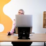 R-Go Tools Laptopständer R-Go Riser Document, ergonomisch, faltbar und einstellbar, mit Dokumentenhalter, AGR-zertifiziert, schwarz